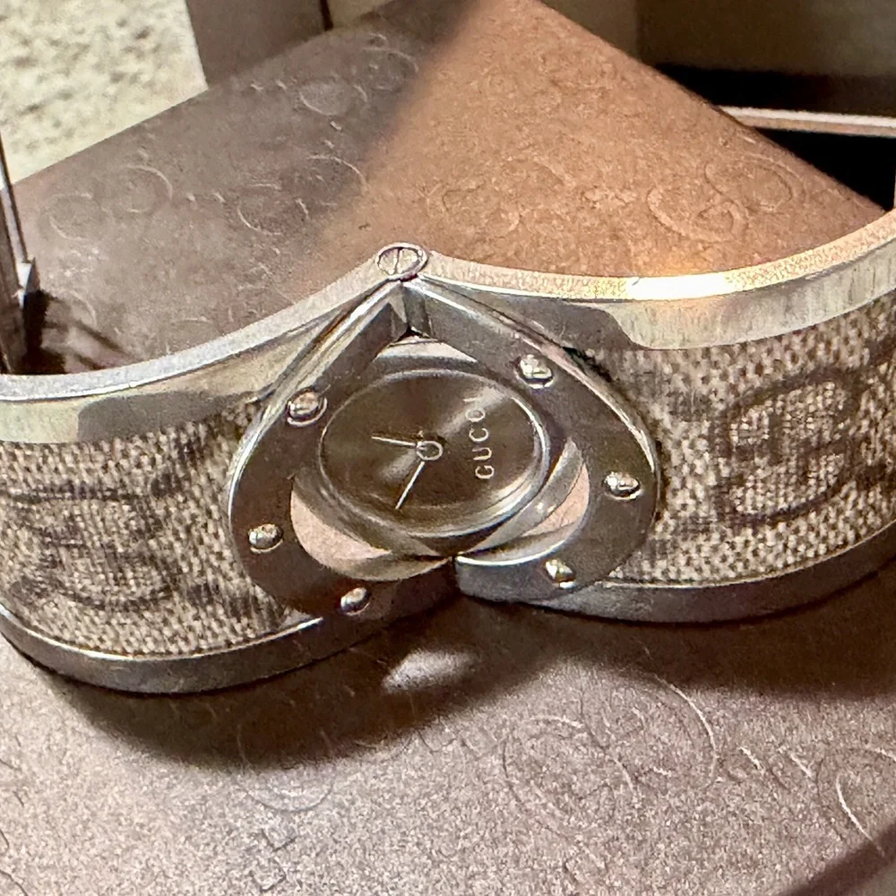 Gucci 112 Wide Twirl Bangle Watch - Picture 3 of 11